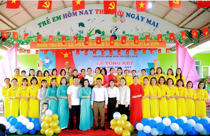 Tập thể giáo viên tổng kết cuối năm