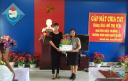 phụ huynh tặng quà và hoa.JPG - 