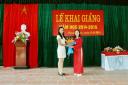 phu huynh hoc sinh tang hoa.jpg - 